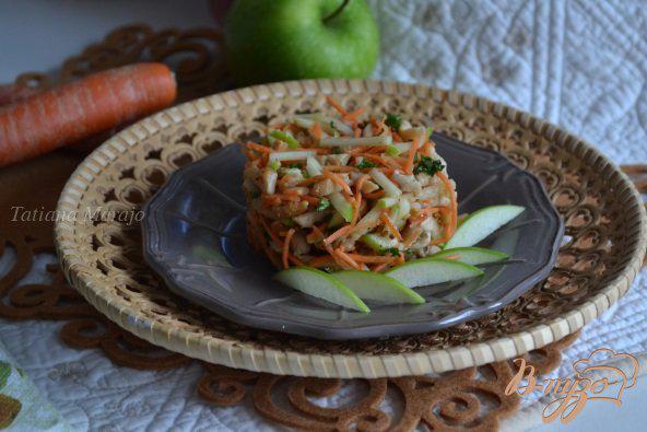 Фото приготовление рецепта: Морковный салат с куриным мясом и яблоком шаг №4