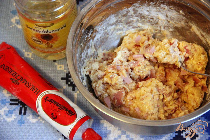 Фото приготовление рецепта: Закусочный кекс с ветчиной, горчицей и сыром шаг №2