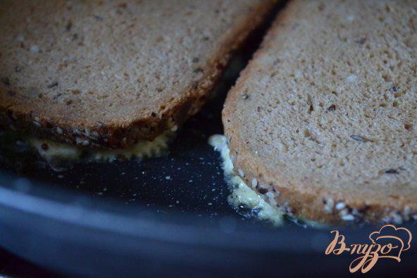 Фото приготовление рецепта: Горячий бутерброд с сыром на сковороде шаг №4