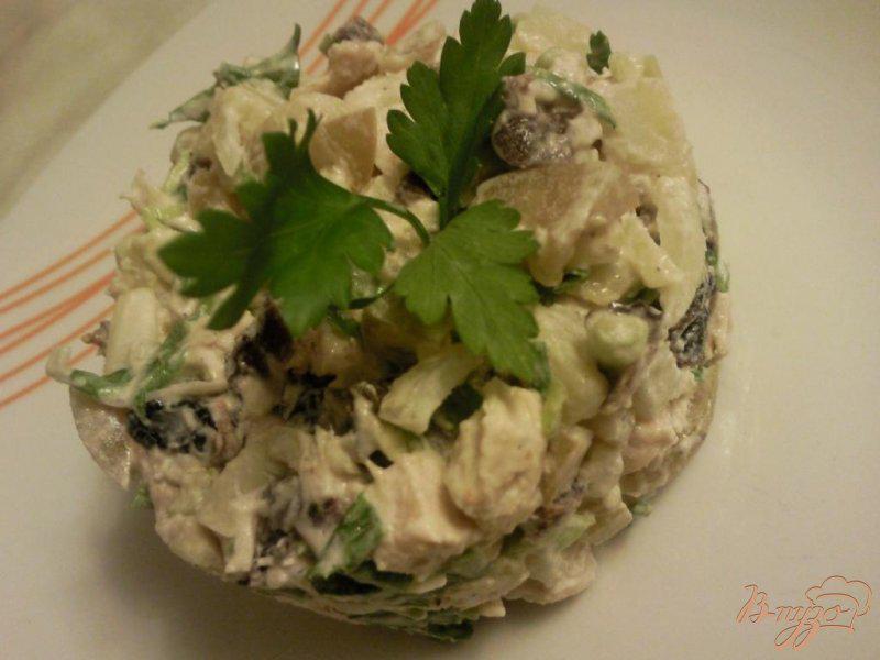 Фото приготовление рецепта: Салат с куриной грудкой и черносливом шаг №4