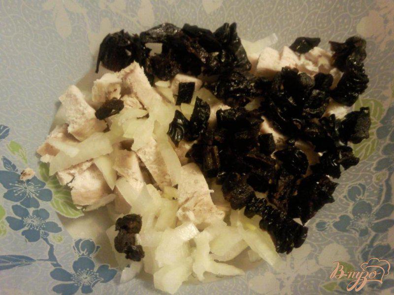 Фото приготовление рецепта: Салат с куриной грудкой и черносливом шаг №1