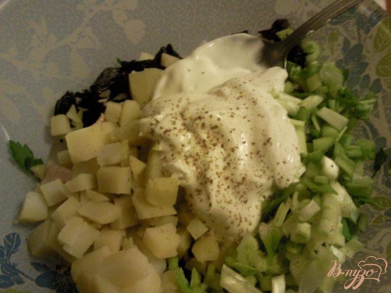 Фото приготовление рецепта: Салат с куриной грудкой и черносливом шаг №3