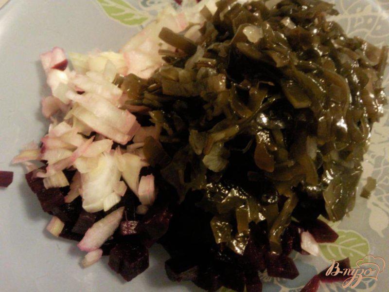 Фото приготовление рецепта: Салат из морской капусты и свеклы шаг №3