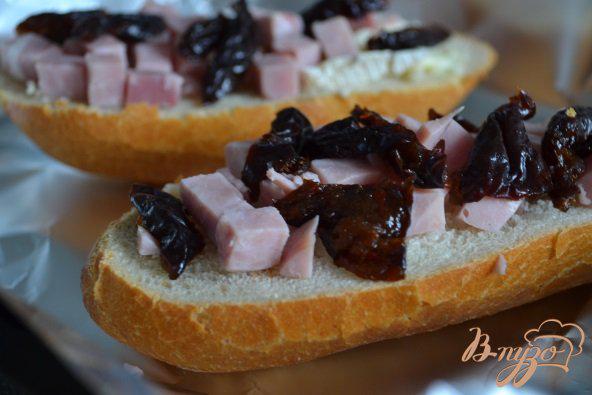 Фото приготовление рецепта: Горячий бутерброд с ветчиной, черносливом и сыром шаг №3