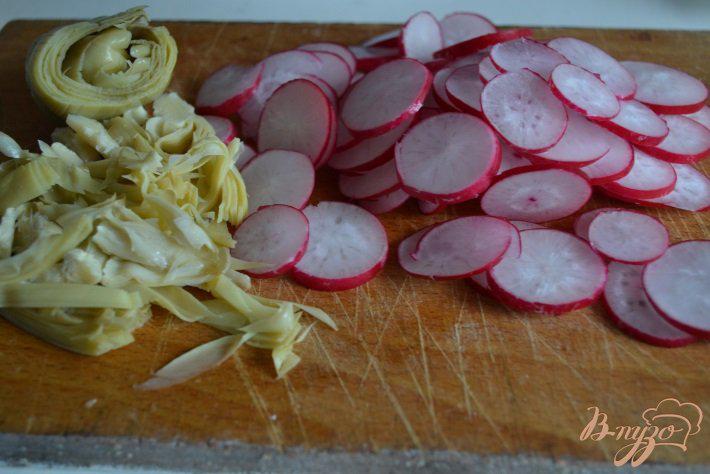 Фото приготовление рецепта: Салат с зеленым горошком, редисом и артишоками шаг №2