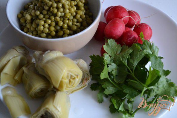 Фото приготовление рецепта: Салат с зеленым горошком, редисом и артишоками шаг №1
