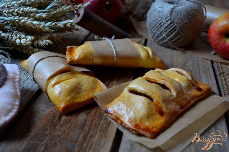 Фото приготовление рецепта: Пирожки с яблоками и изюмом шаг №6