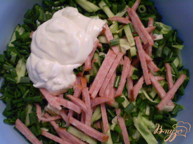 Фото приготовление рецепта: Овощной салат с колбасой шаг №2