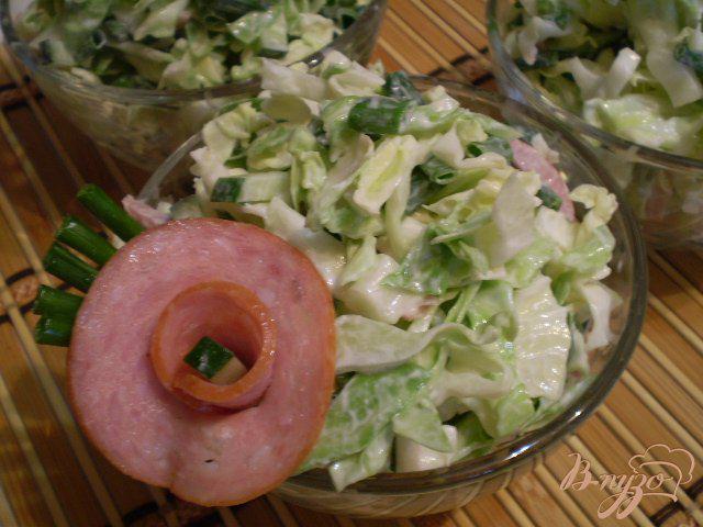 Фото приготовление рецепта: Овощной салат с колбасой шаг №4