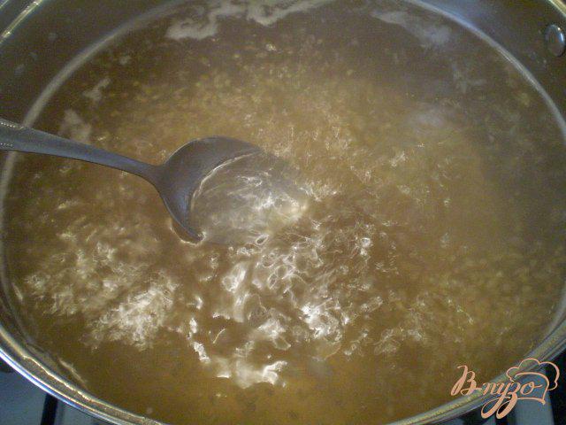 Фото приготовление рецепта: Пшеничный суп с фрикадельками шаг №4