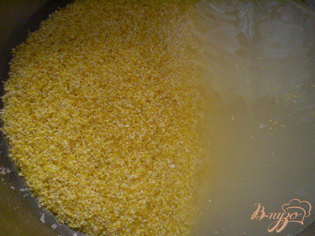 Фото приготовление рецепта: Каша кукурузная с маслом шаг №2