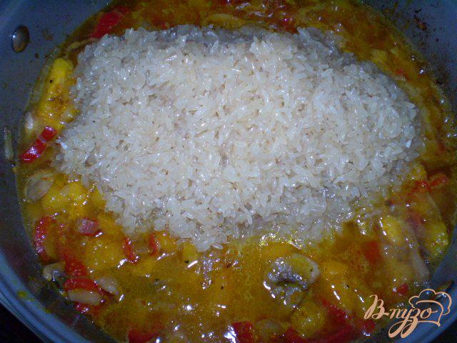 Фото приготовление рецепта: Рис с шампиньонами шаг №4