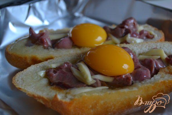 Фото приготовление рецепта: Горячие бутерброды с утиными желудочками, яйцом и сыром шаг №2