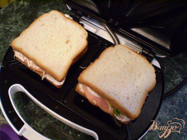 Фото приготовление рецепта: Сэндвич с колбасой и яйцом шаг №4