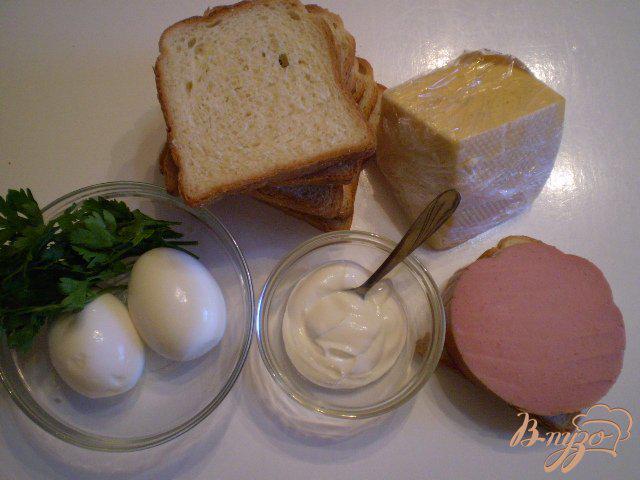 Фото приготовление рецепта: Сэндвич с колбасой и яйцом шаг №1