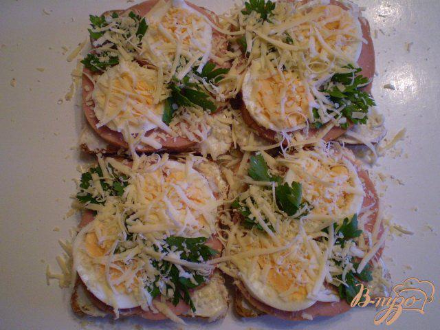 Фото приготовление рецепта: Сэндвич с колбасой и яйцом шаг №3