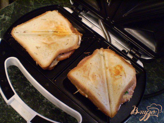 Фото приготовление рецепта: Сэндвич с колбасой и яйцом шаг №5