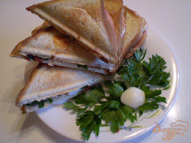 Фото приготовление рецепта: Сэндвич с колбасой и яйцом шаг №6