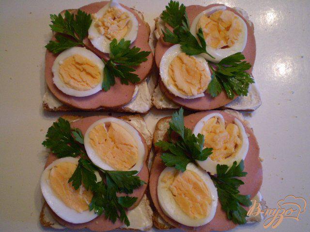 Фото приготовление рецепта: Сэндвич с колбасой и яйцом шаг №2