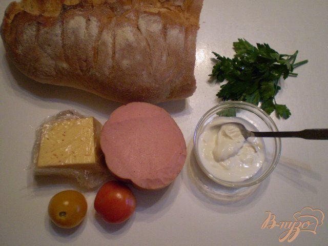 Фото приготовление рецепта: Бутерброды с колбасой в духовке шаг №1