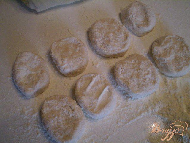 Фото приготовление рецепта: Жаренные пирожки на картофельном отваре шаг №4