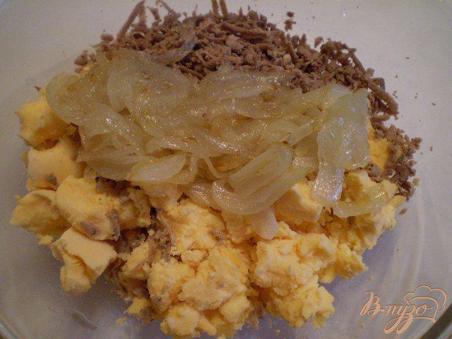 Фото приготовление рецепта: Яйца фаршированные печенью и луком шаг №3