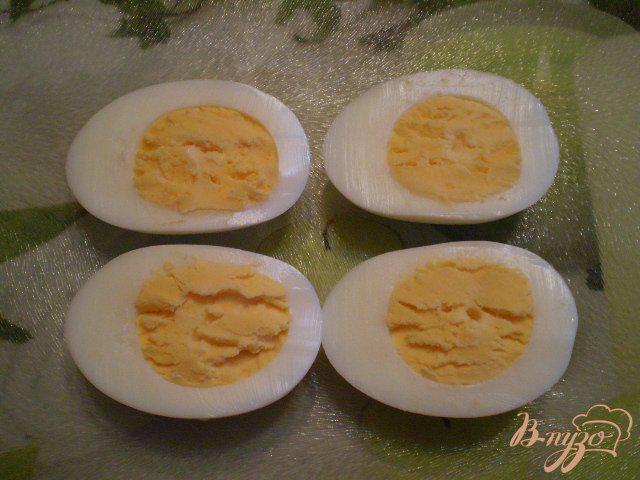 Фото приготовление рецепта: Яйца фаршированные печенью и луком шаг №2