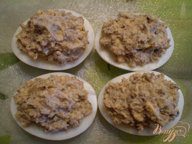 Фото приготовление рецепта: Яйца фаршированные печенью и луком шаг №5
