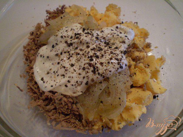 Фото приготовление рецепта: Яйца фаршированные печенью и луком шаг №4