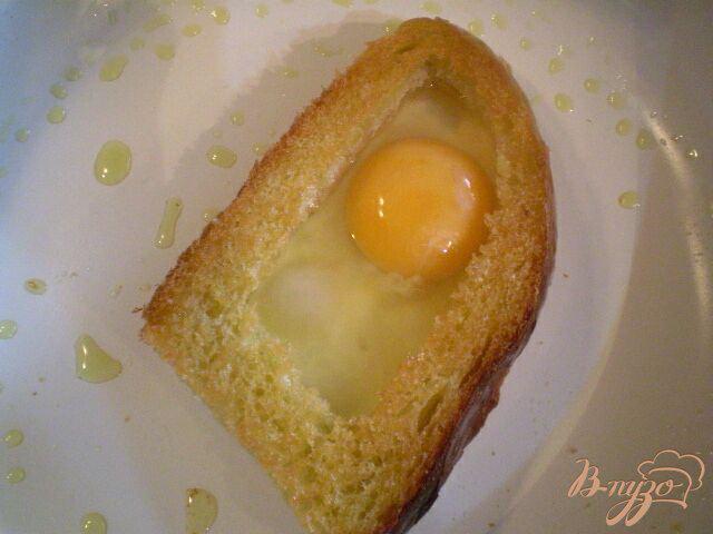 Фото приготовление рецепта: Яйцо в хлебе под сыром шаг №4