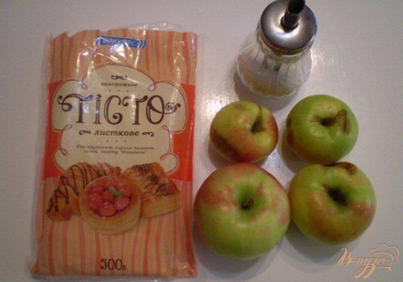 Фото приготовление рецепта: Большая слойка с яблоками шаг №1