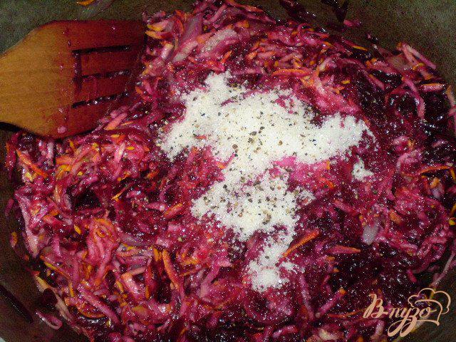 Фото приготовление рецепта: Свекольный салат с кабачком шаг №4