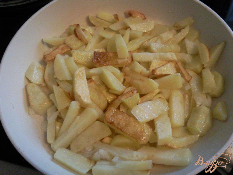 Фото приготовление рецепта: Картофель, жаренный с яблоком шаг №2
