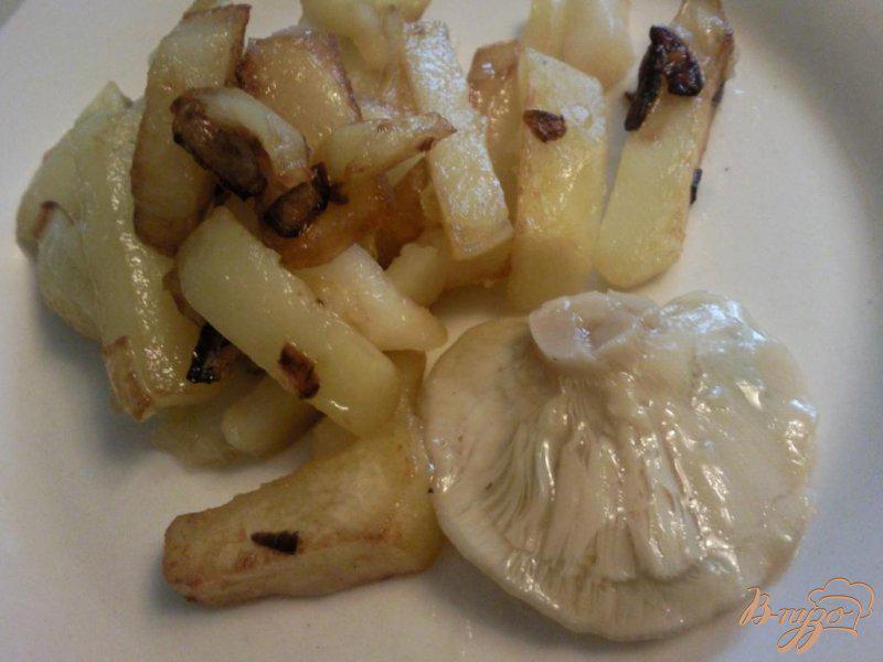 Фото приготовление рецепта: Картофель, жаренный с яблоком шаг №4