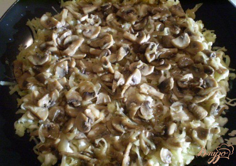 Фото приготовление рецепта: Грибной слоенный салат шаг №3