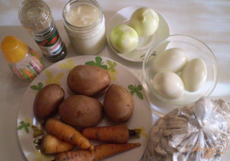 Фото приготовление рецепта: Грибной слоенный салат шаг №1
