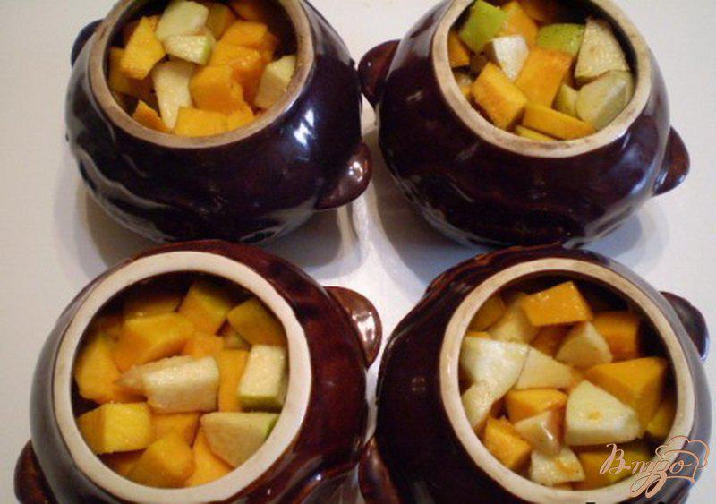 Фото приготовление рецепта: Десерт из тыквы с фруктами шаг №3