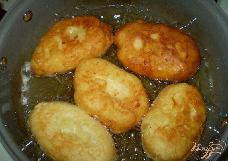 Фото приготовление рецепта: Жаренные пирожки с картофелем и луком шаг №5