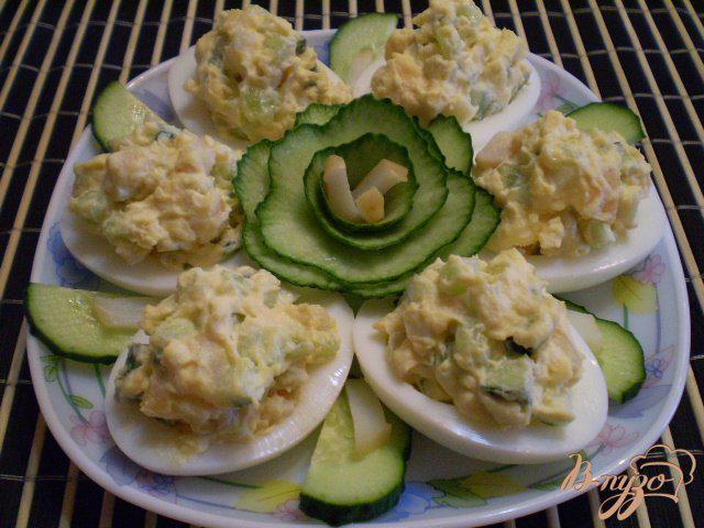 Фото приготовление рецепта: Фаршированные яйца кальмаром и огурцом шаг №6