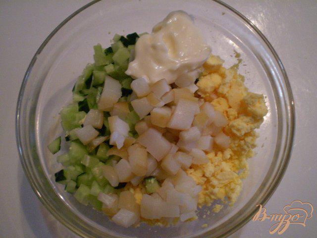 Фото приготовление рецепта: Фаршированные яйца кальмаром и огурцом шаг №4