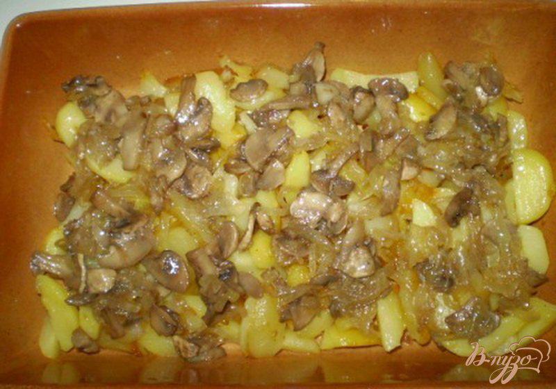 Фото приготовление рецепта: Картофель с грибами под омлетом шаг №6
