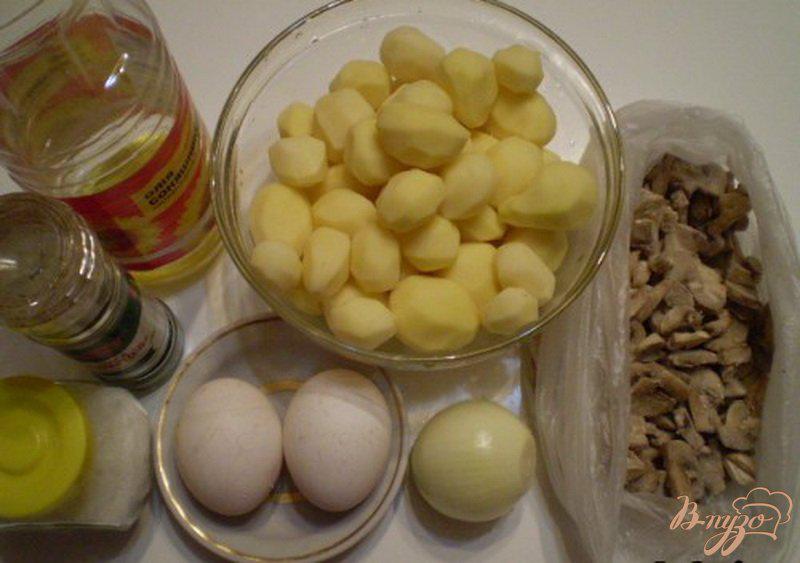 Фото приготовление рецепта: Картофель с грибами под омлетом шаг №1