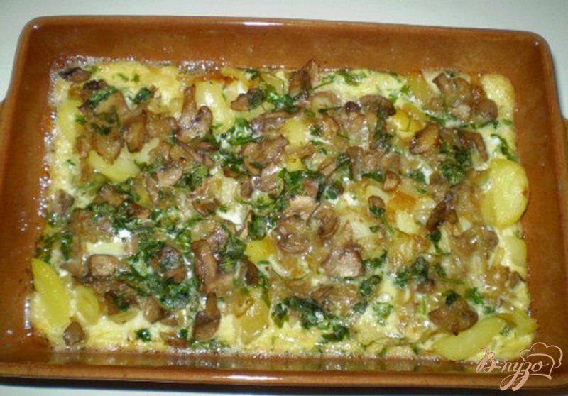 Фото приготовление рецепта: Картофель с грибами под омлетом шаг №8