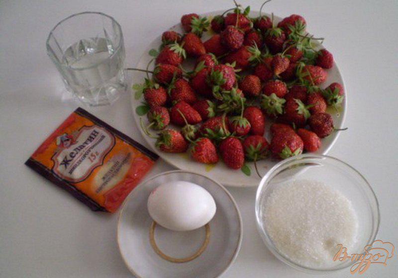 Фото приготовление рецепта: Клубничный десерт «Наслада» шаг №4