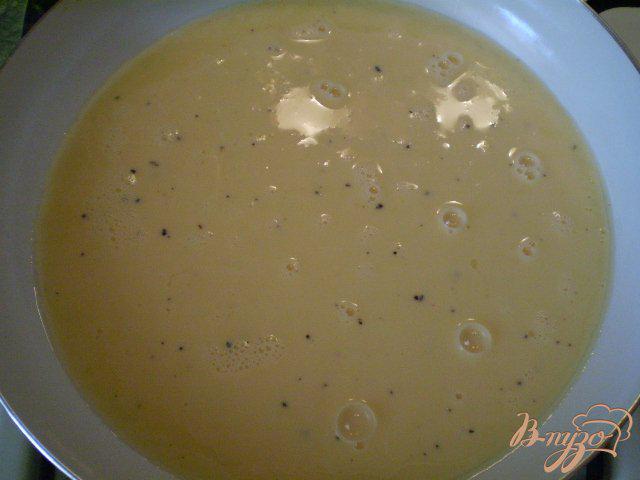 Фото приготовление рецепта: Омлет на сливках с зелеными оливками шаг №4