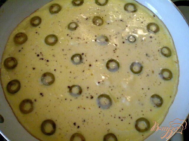 Фото приготовление рецепта: Омлет на сливках с зелеными оливками шаг №6