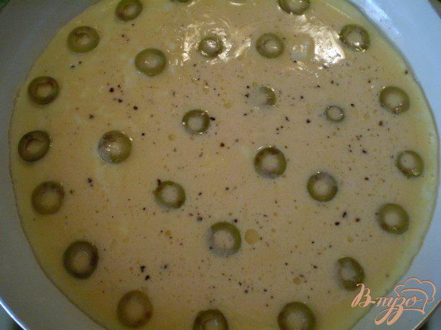 Фото приготовление рецепта: Омлет на сливках с зелеными оливками шаг №5