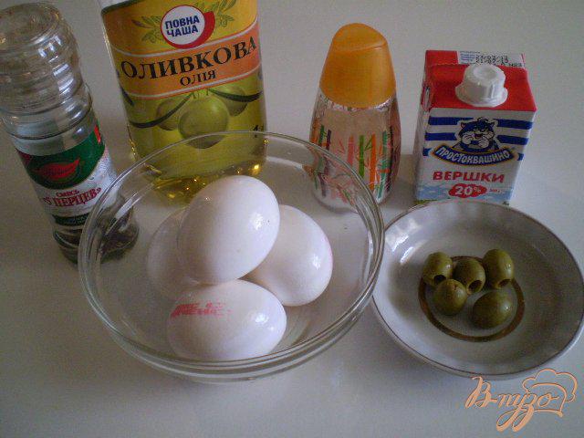 Фото приготовление рецепта: Омлет на сливках с зелеными оливками шаг №1