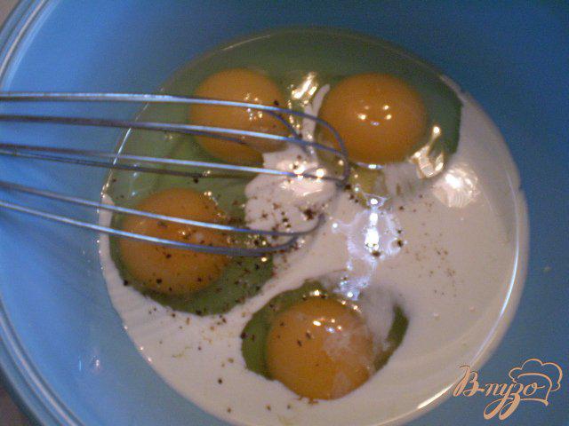 Фото приготовление рецепта: Омлет на сливках с зелеными оливками шаг №3