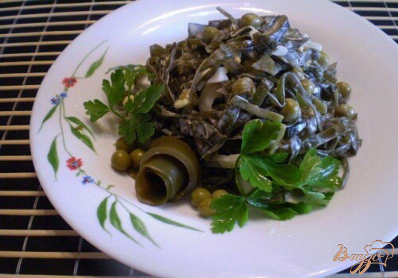 Фото приготовление рецепта: Салат из морской капусты, лука и горошка шаг №4